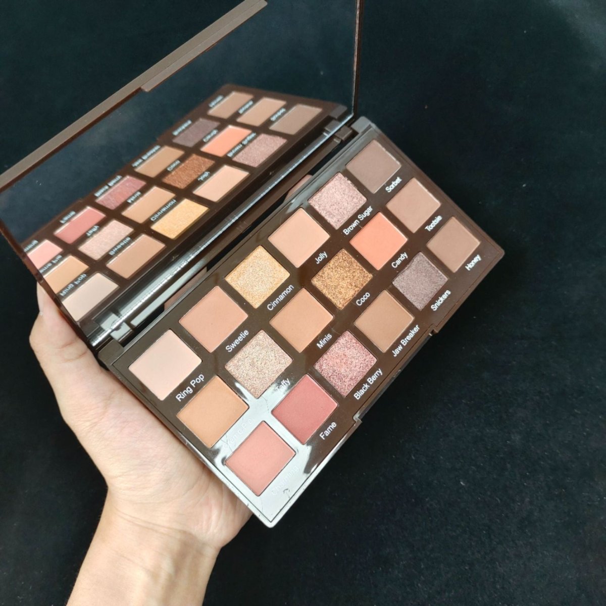 MARYAMAS 18-Color Eyeshadow Palette - Greycord BeautyGreycord Beauty